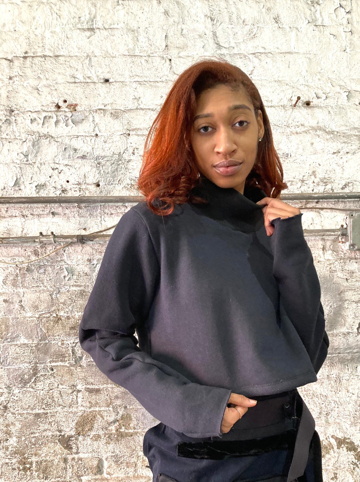 21.2 FAULTED SHOULDER SNAP COLLAR CROPPED TOP - BLACK COTTON