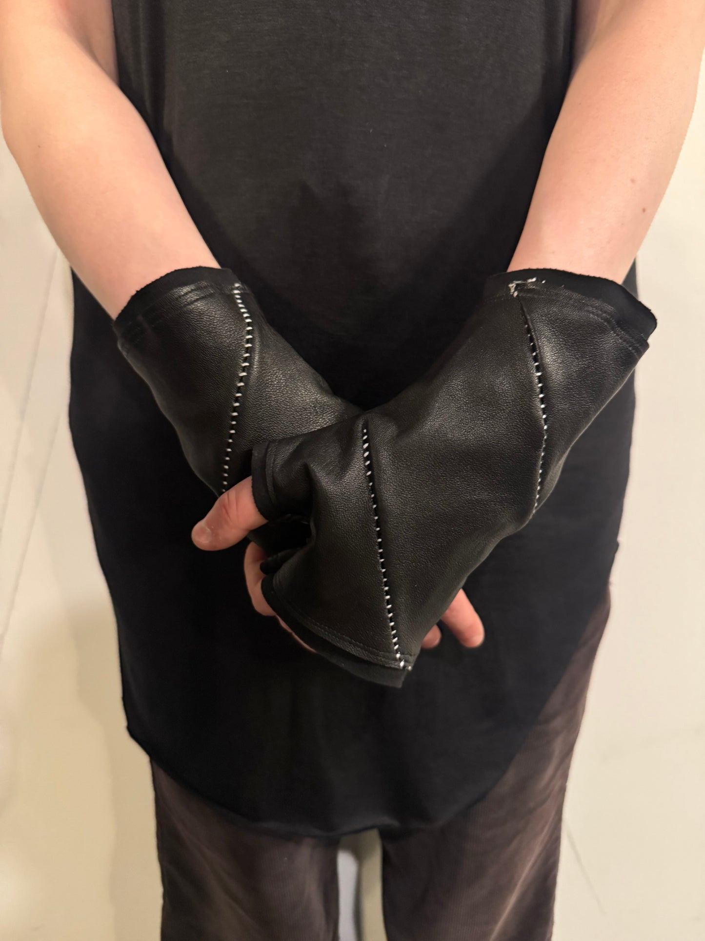 ZB- A  || SPIRAL OVERLOCK FINGERLESS GLOVES || BLACK + WHITE OVERLOCK