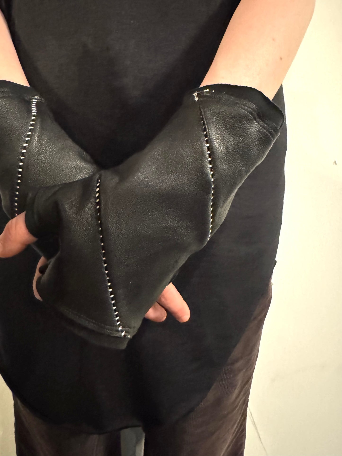 ZB- A  || SPIRAL OVERLOCK FINGERLESS GLOVES || BLACK + WHITE OVERLOCK