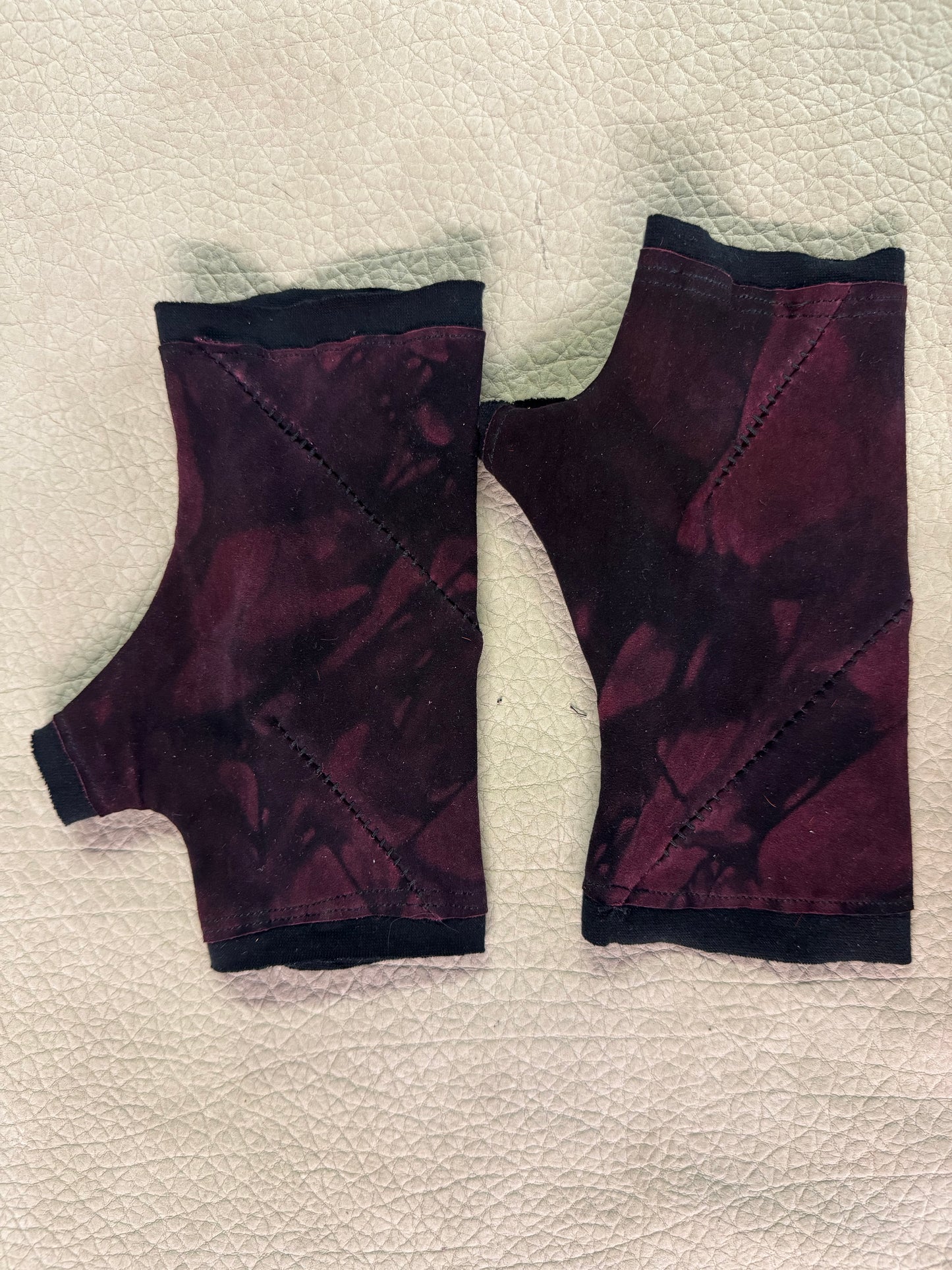 ZB- A  || SPIRAL OVERLOCK FINGERLESS GLOVES || OD RED + BLACK OVERLOCK