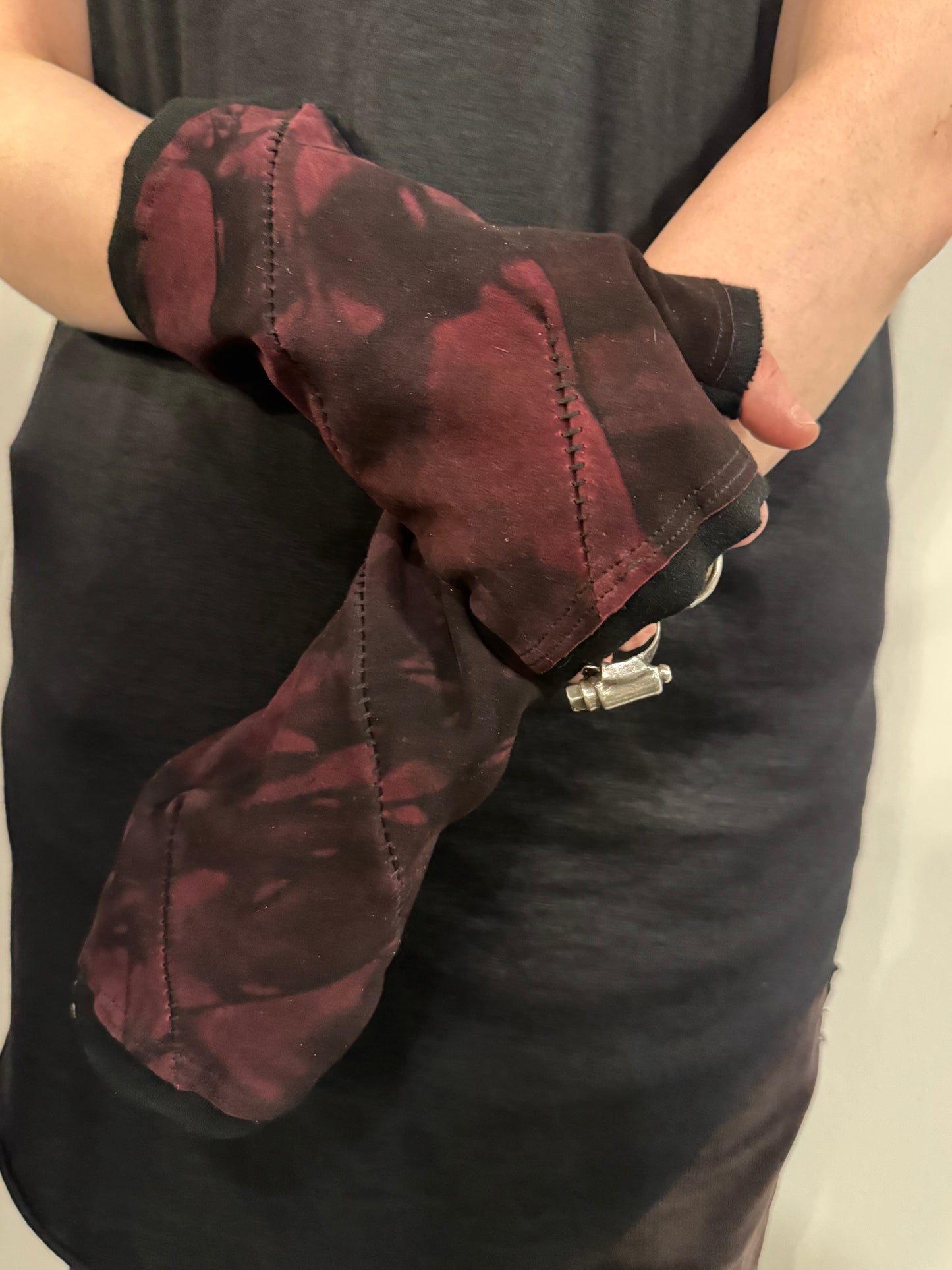 ZB- A  || SPIRAL OVERLOCK FINGERLESS GLOVES || OD RED + BLACK OVERLOCK