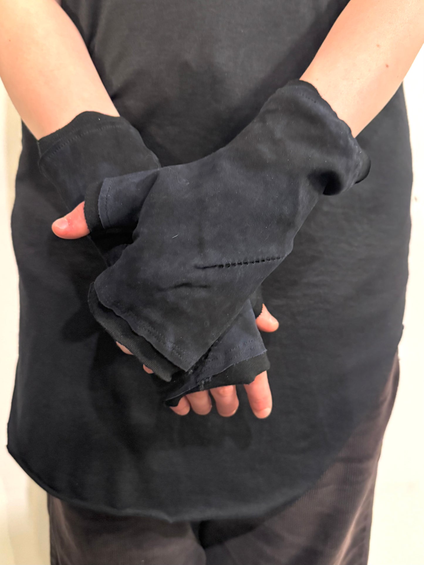 ZB- A  || SPIRAL OVERLOCK FINGERLESS GLOVES || OD BLACK + BLACK OVERLOCK