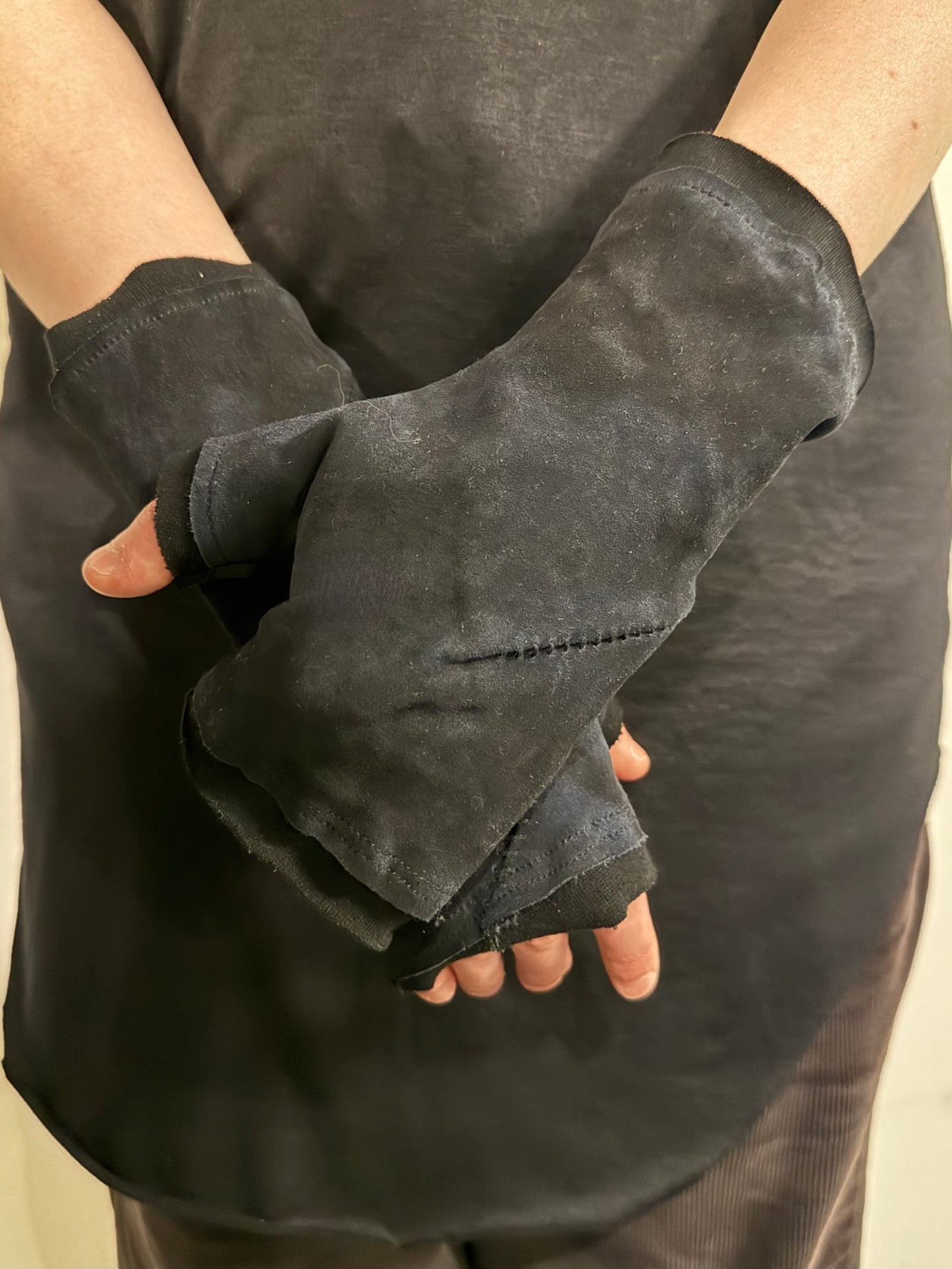 ZB- A  || SPIRAL OVERLOCK FINGERLESS GLOVES || OD BLACK + BLACK OVERLOCK