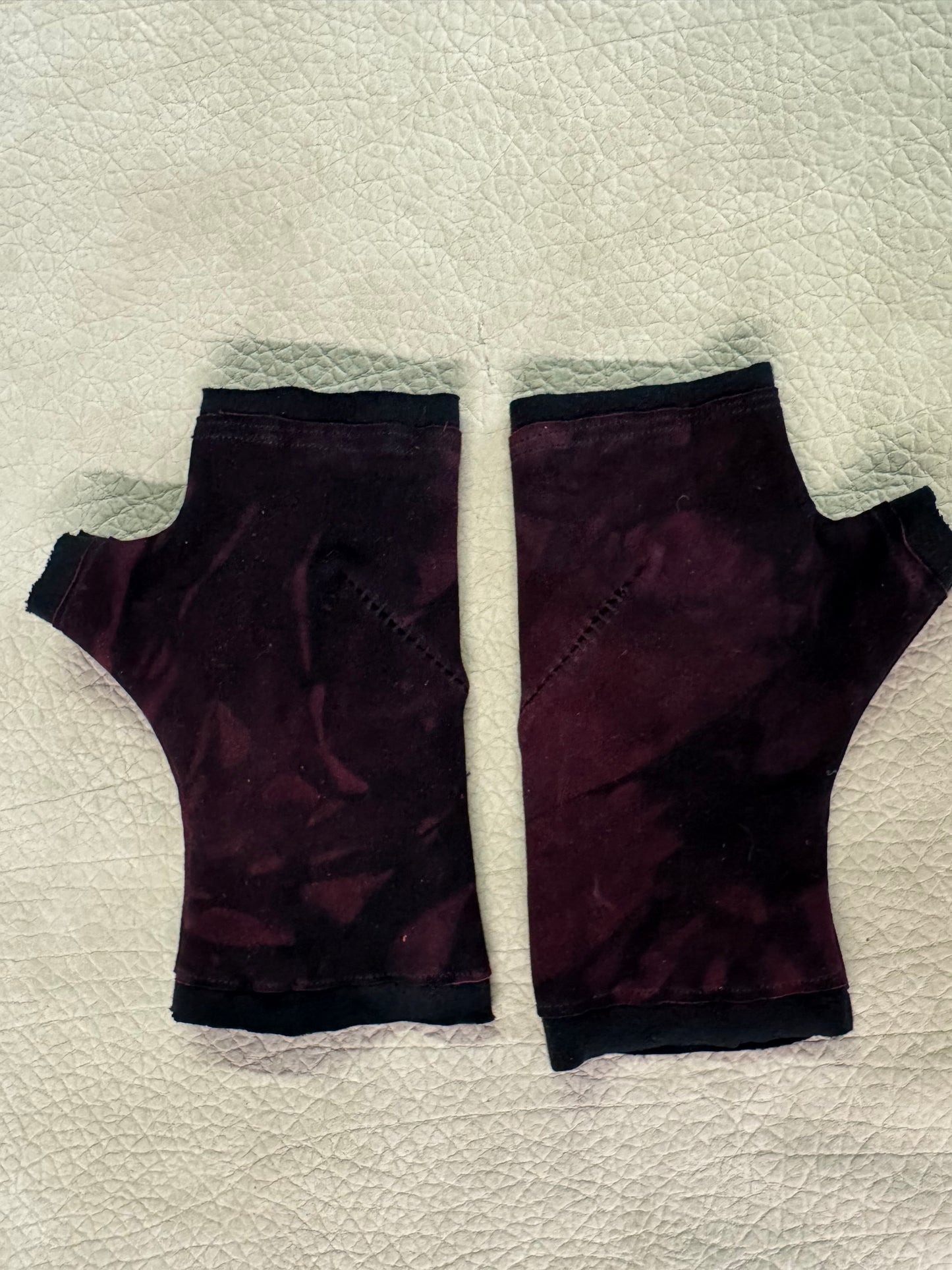 ZB- A  || SPIRAL OVERLOCK FINGERLESS GLOVES || OD RED + BLACK OVERLOCK