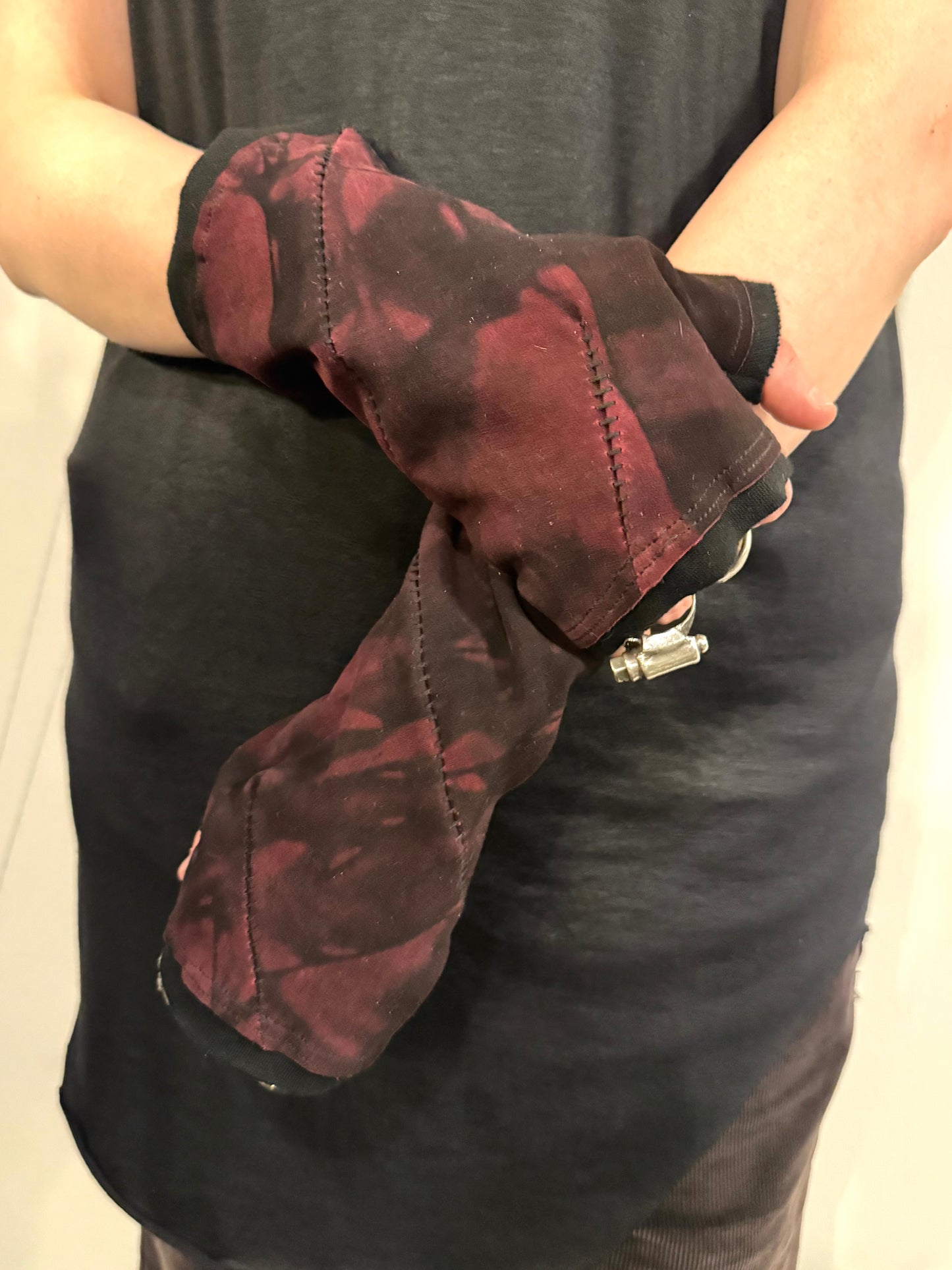 ZB- A  || SPIRAL OVERLOCK FINGERLESS GLOVES || OD RED + BLACK OVERLOCK