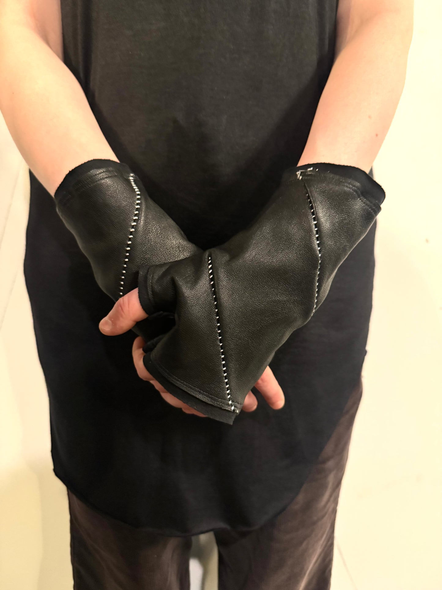 ZB- A  || SPIRAL OVERLOCK FINGERLESS GLOVES || BLACK + WHITE OVERLOCK