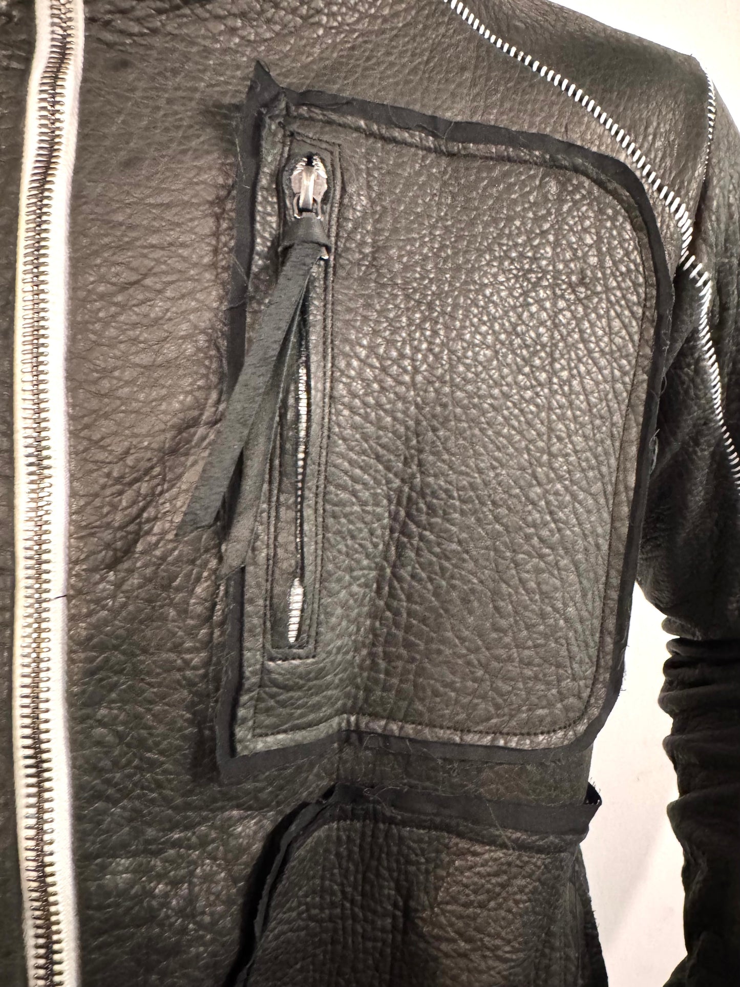 SS26 || HENRIKSSON  3 POCKET || BLACK- BISON