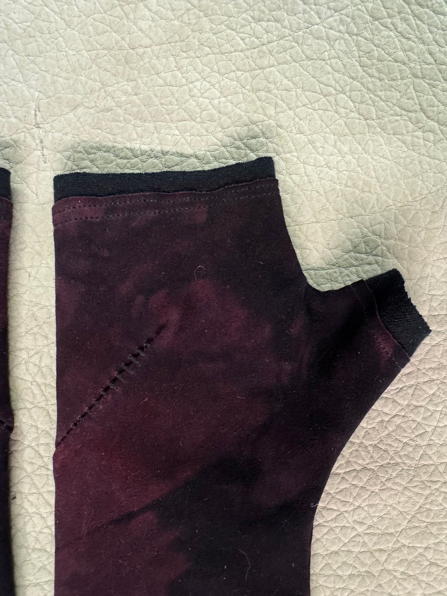 ZB- A  || SPIRAL OVERLOCK FINGERLESS GLOVES || OD RED + BLACK OVERLOCK