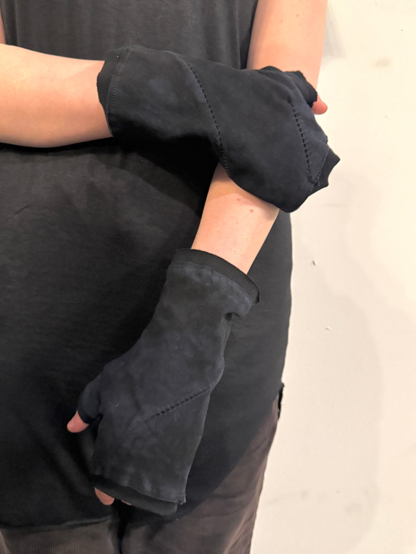 ZB- A  || SPIRAL OVERLOCK FINGERLESS GLOVES || OD BLACK + BLACK OVERLOCK