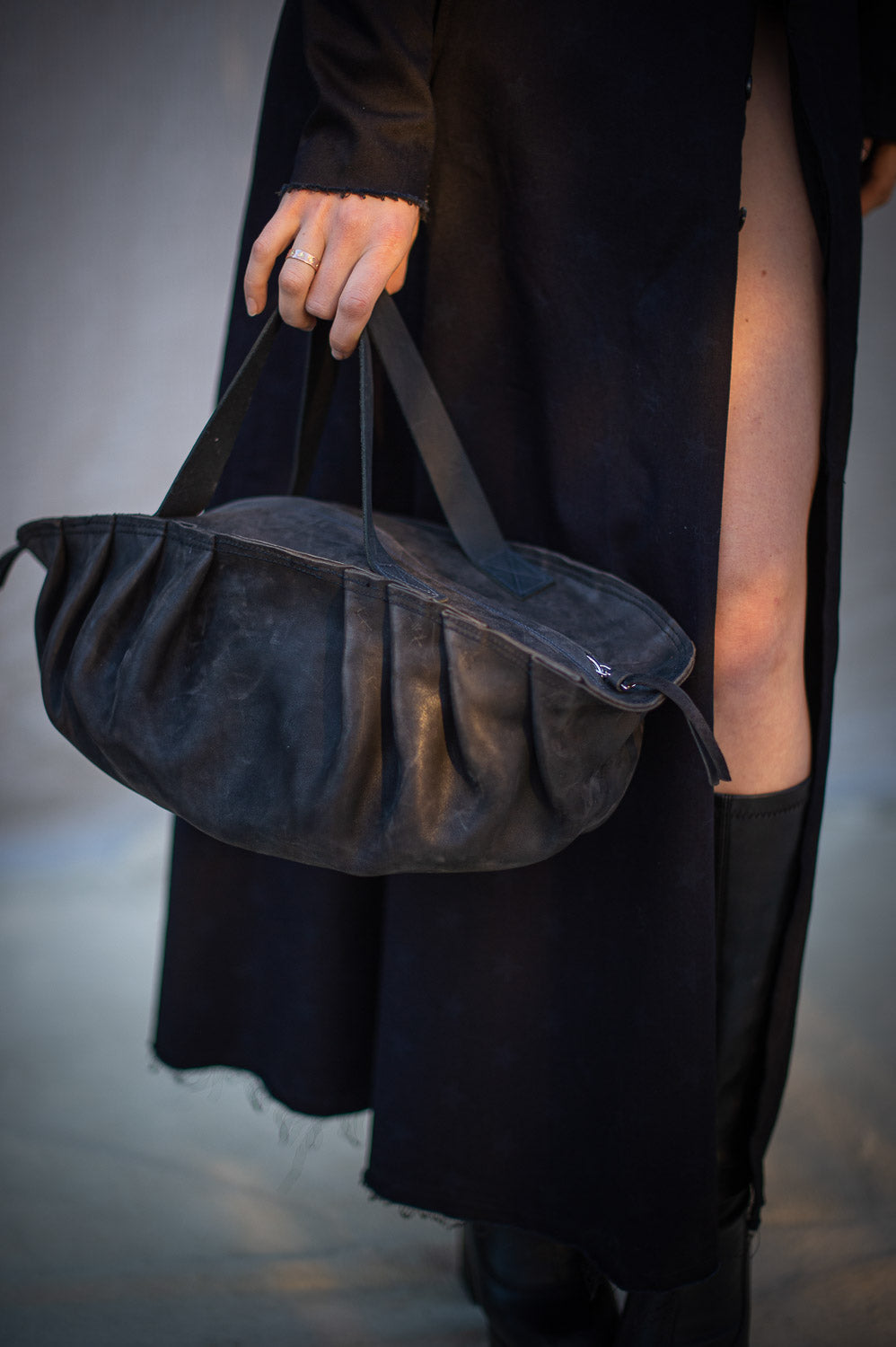 FW24 || ZORIA 16 PLEAT SHELL BAG || BLACK LEATHER