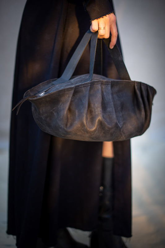 FW24 || ZORIA 16 PLEAT SHELL BAG || BLACK LEATHER