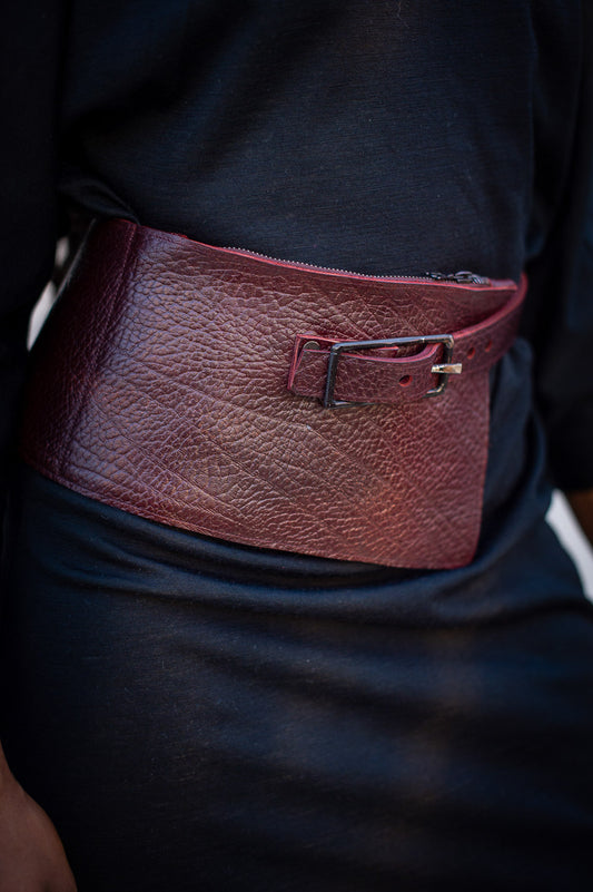 FW24 || ZANTHIPPE CLUTCH BELT || RED LEATHER