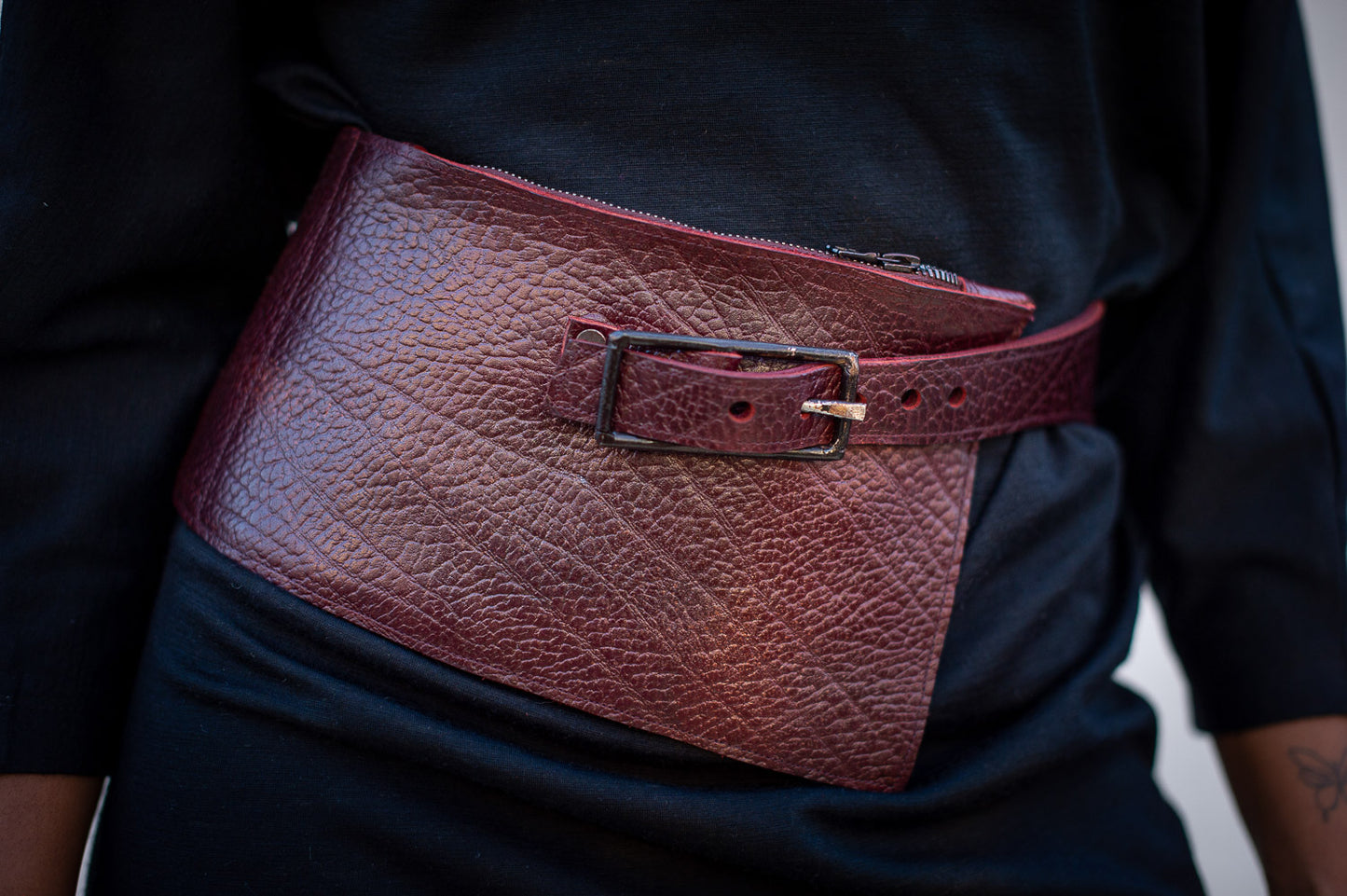 FW24 || ZANTHIPPE CLUTCH BELT || RED LEATHER