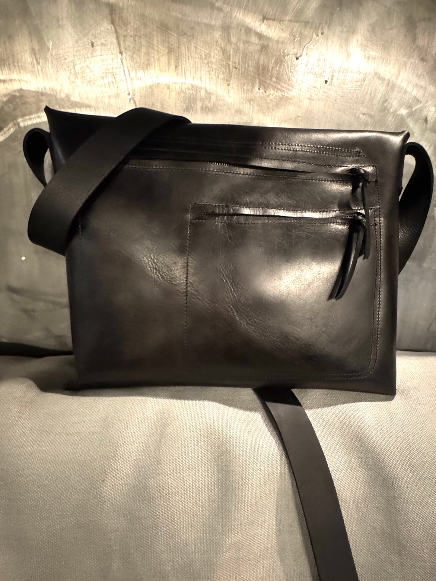 ZB- BG  || POLIS - CLASSIC  || BLACK || COWHIDE + BISON