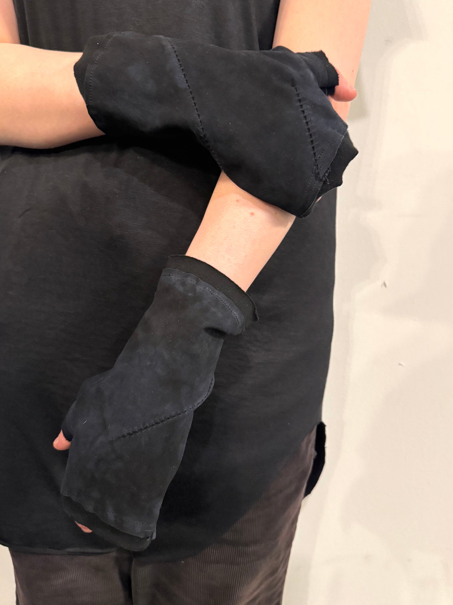 ZB- A  || SPIRAL OVERLOCK FINGERLESS GLOVES || OD BLACK + BLACK OVERLOCK
