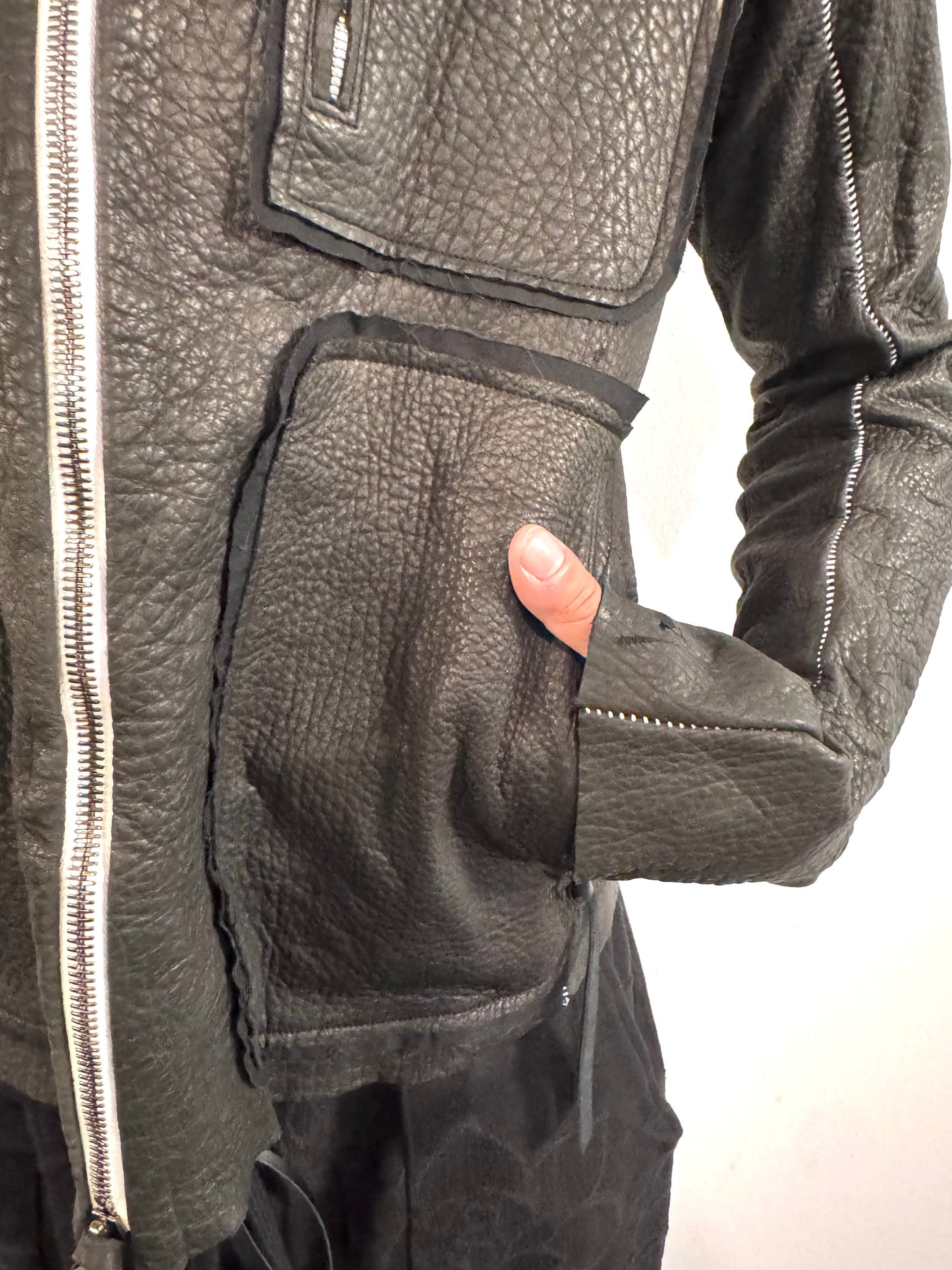SS26 || HENRIKSSON  3 POCKET || BLACK- BISON