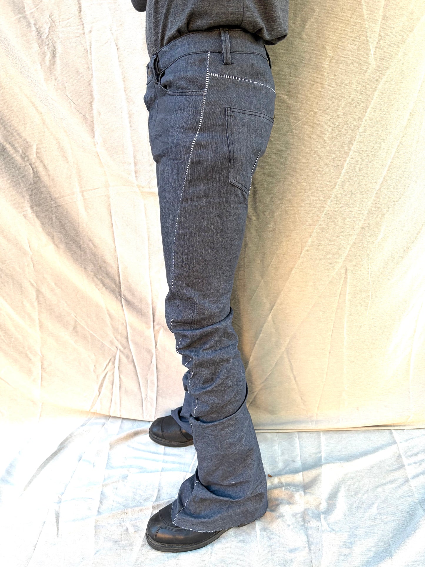 FW25 ||  BOOT CUT OVERLOCKED  DNA JEANS ||GREY