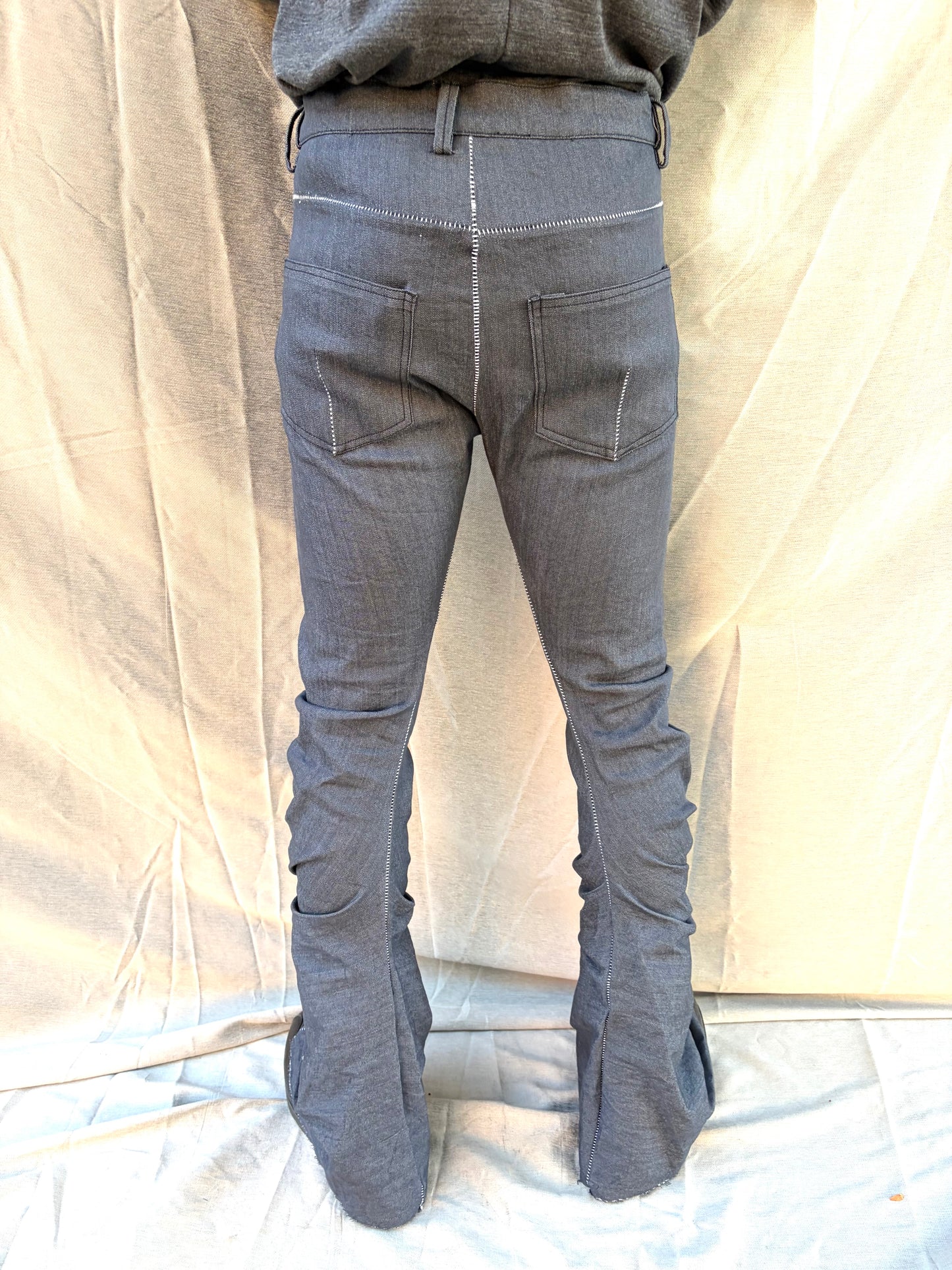FW25 ||  BOOT CUT OVERLOCKED  DNA JEANS ||GREY