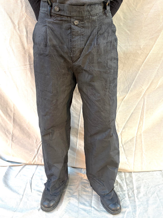 FW25 ||CLASSIC PLEATED GODDE PANTS|| COTTON || CHARCOAL COATED BLACK