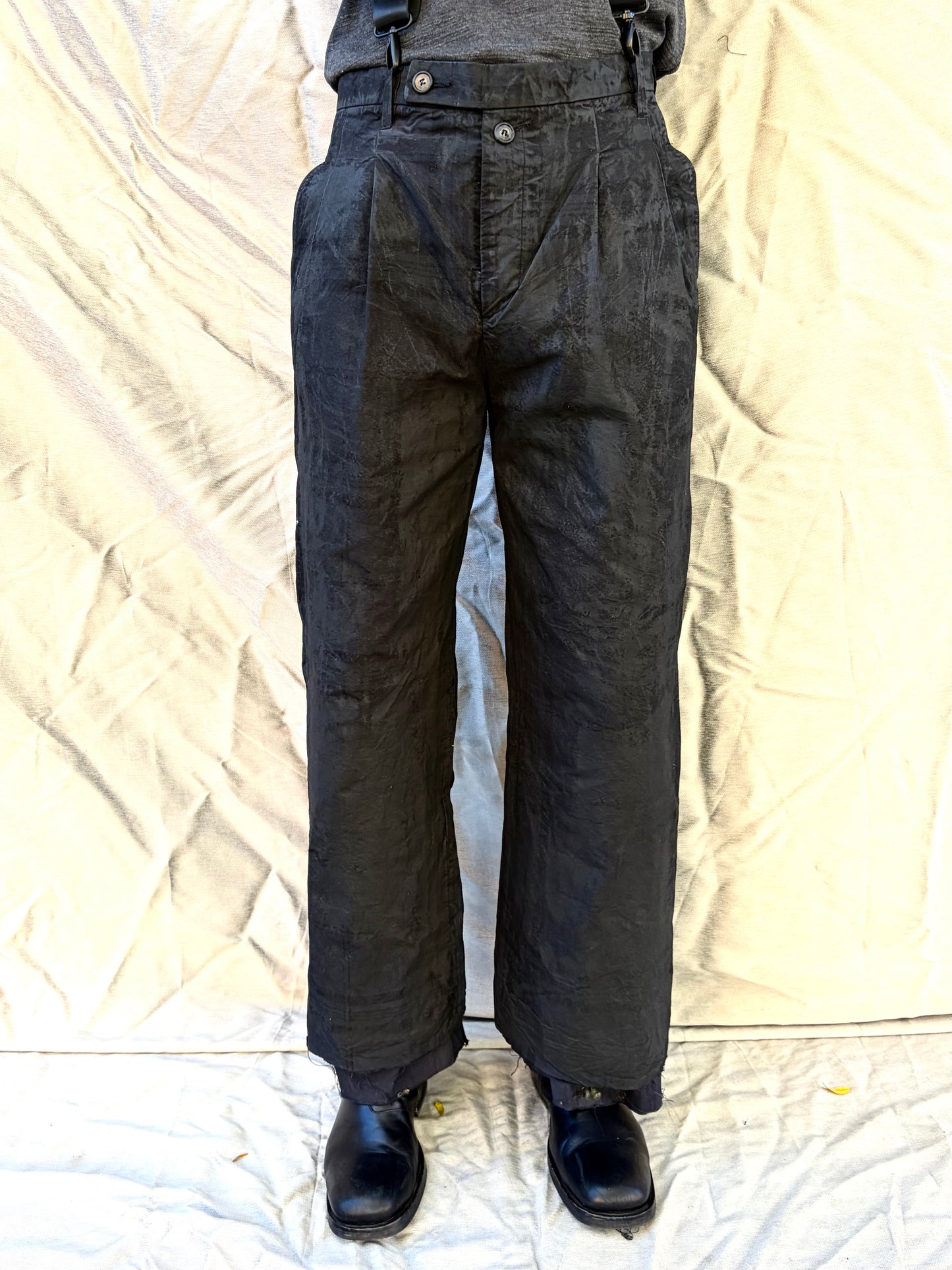 FW25 ||CLASSIC PLEATED GODDE PANTS|| COTTON || CHARCOAL COATED BLACK