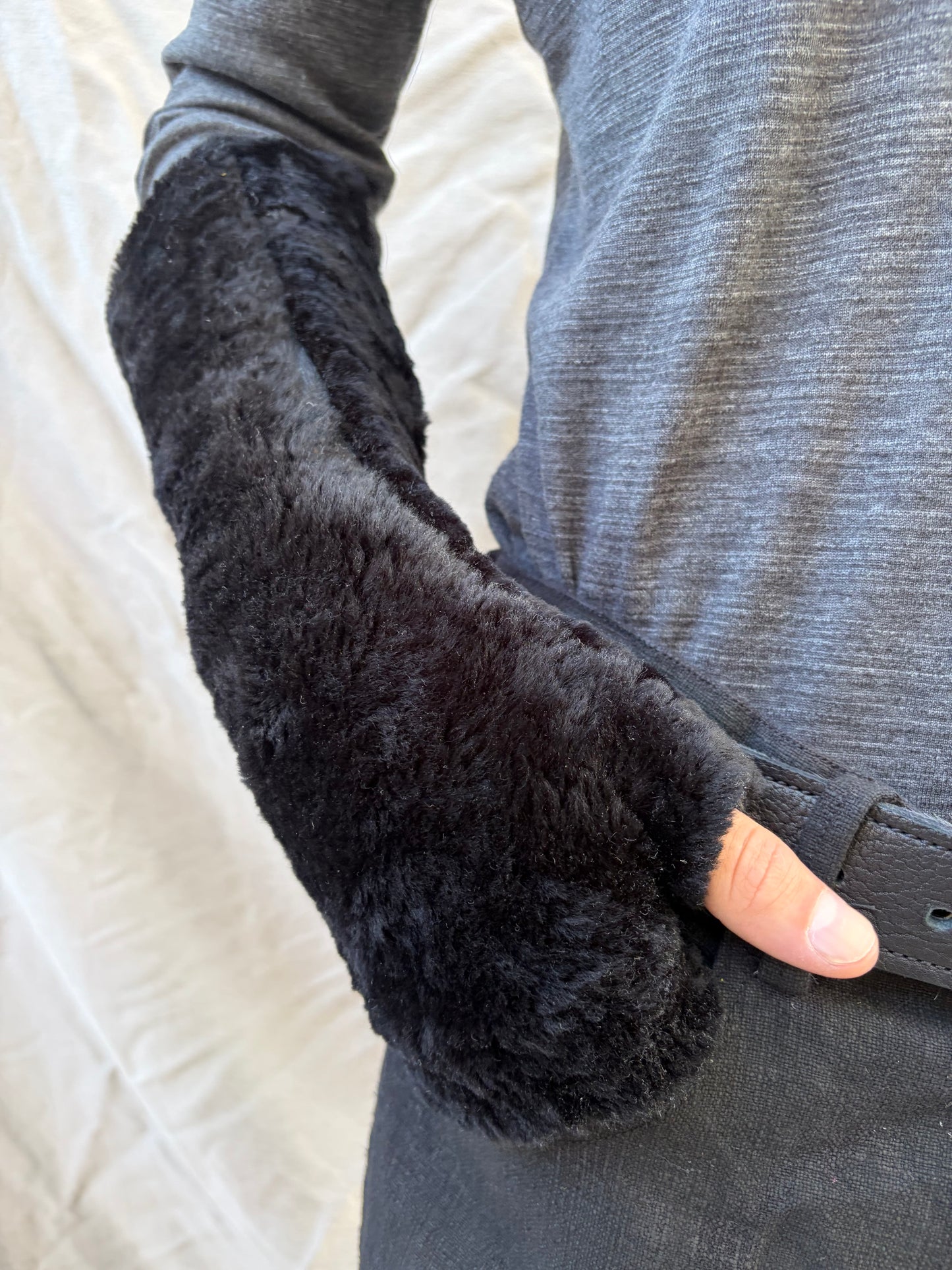 FW25 ||  LONG ARM GAUNTLETS || SHEARLING || BLACK