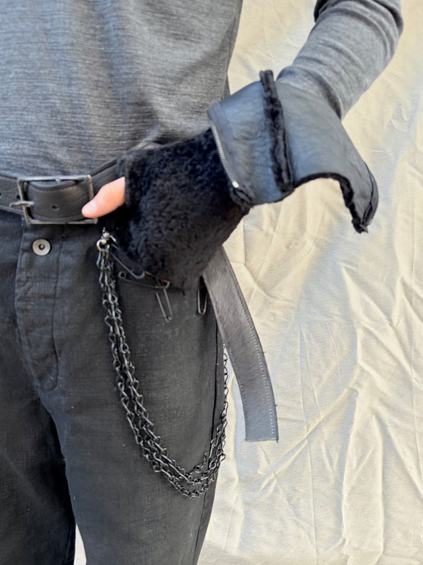 FW25 ||  LONG ARM GAUNTLETS || SHEARLING || BLACK