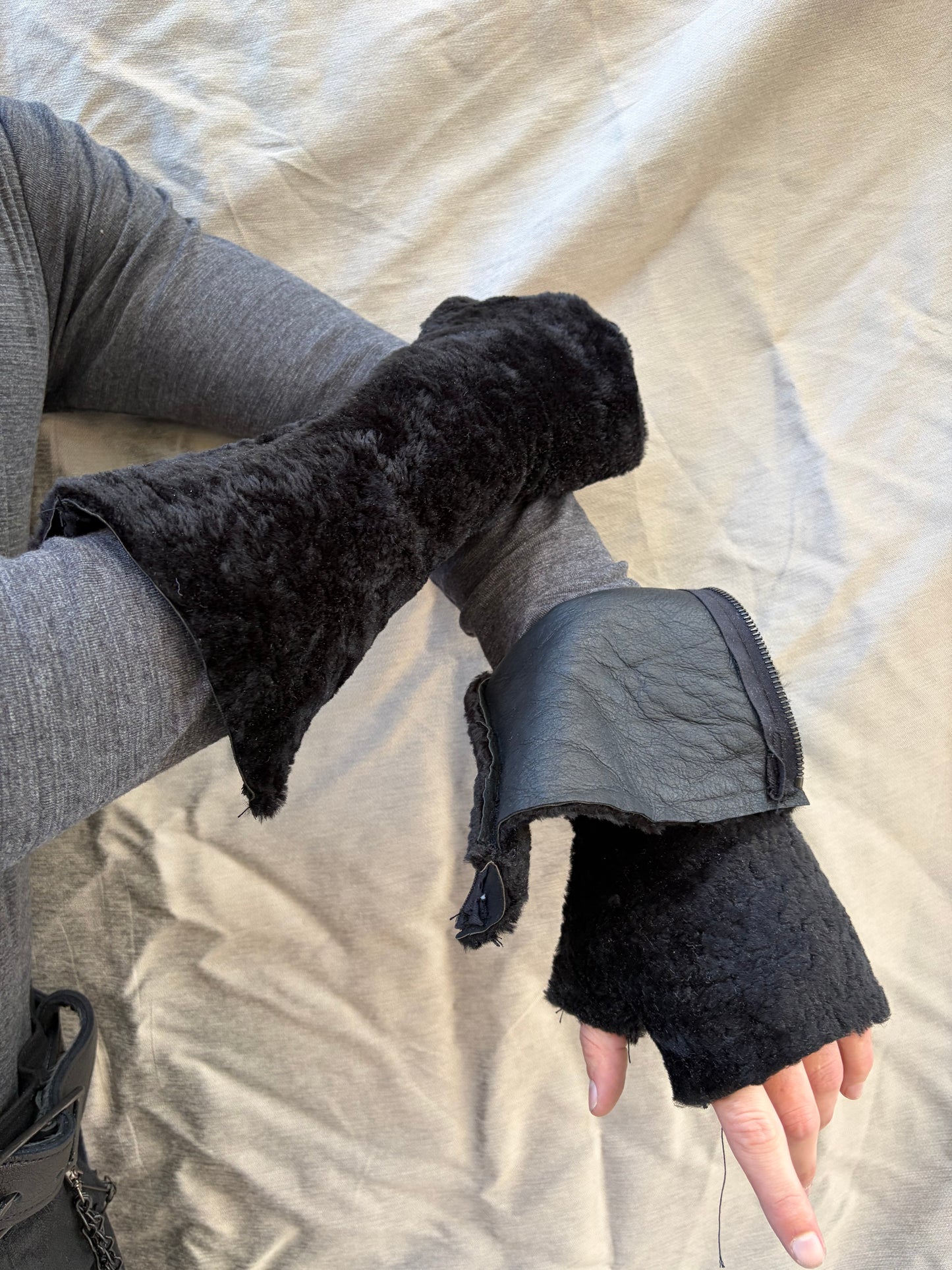FW25 ||  LONG ARM GAUNTLETS || SHEARLING || BLACK