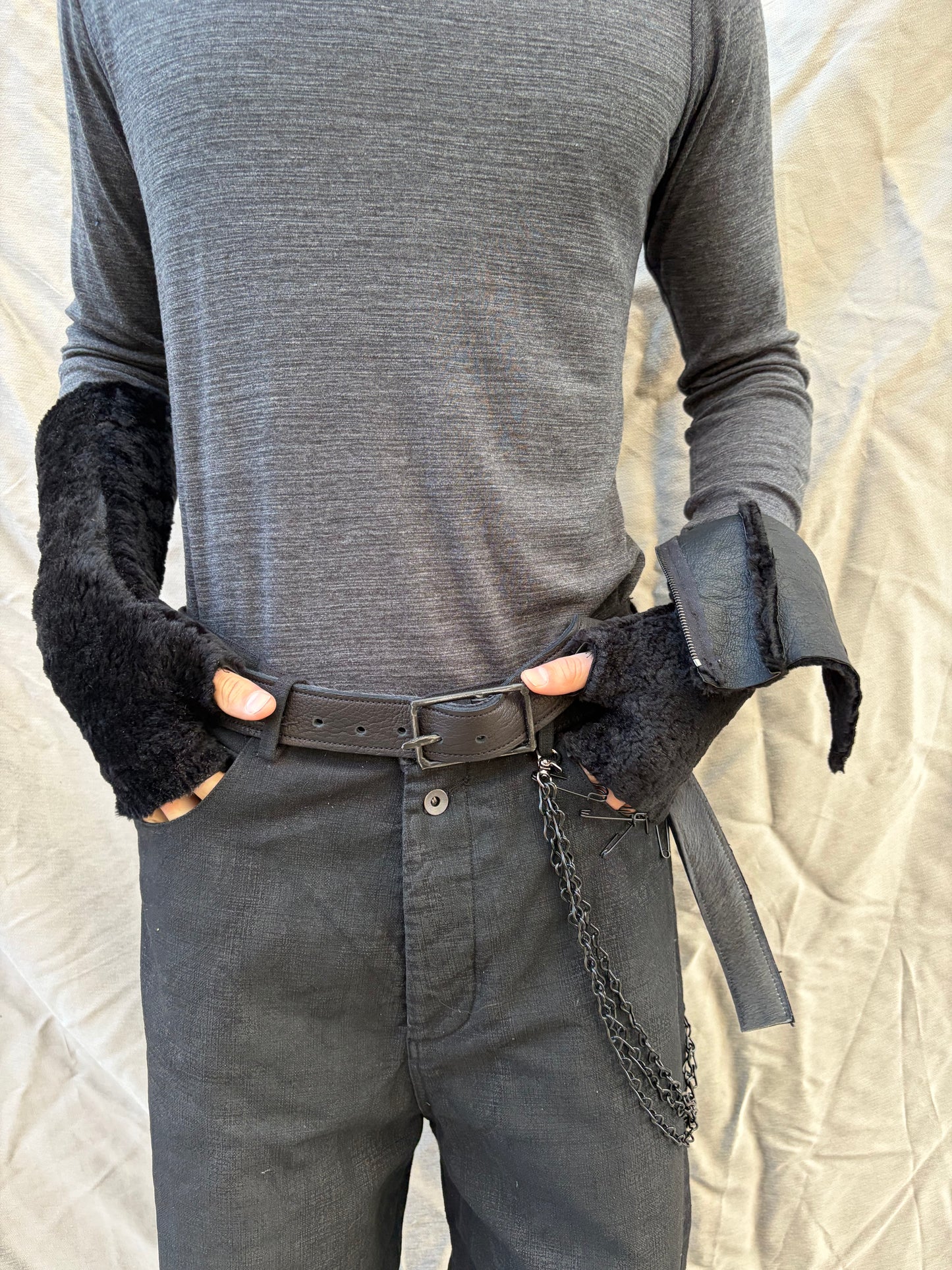 FW25 ||  LONG ARM GAUNTLETS || SHEARLING || BLACK