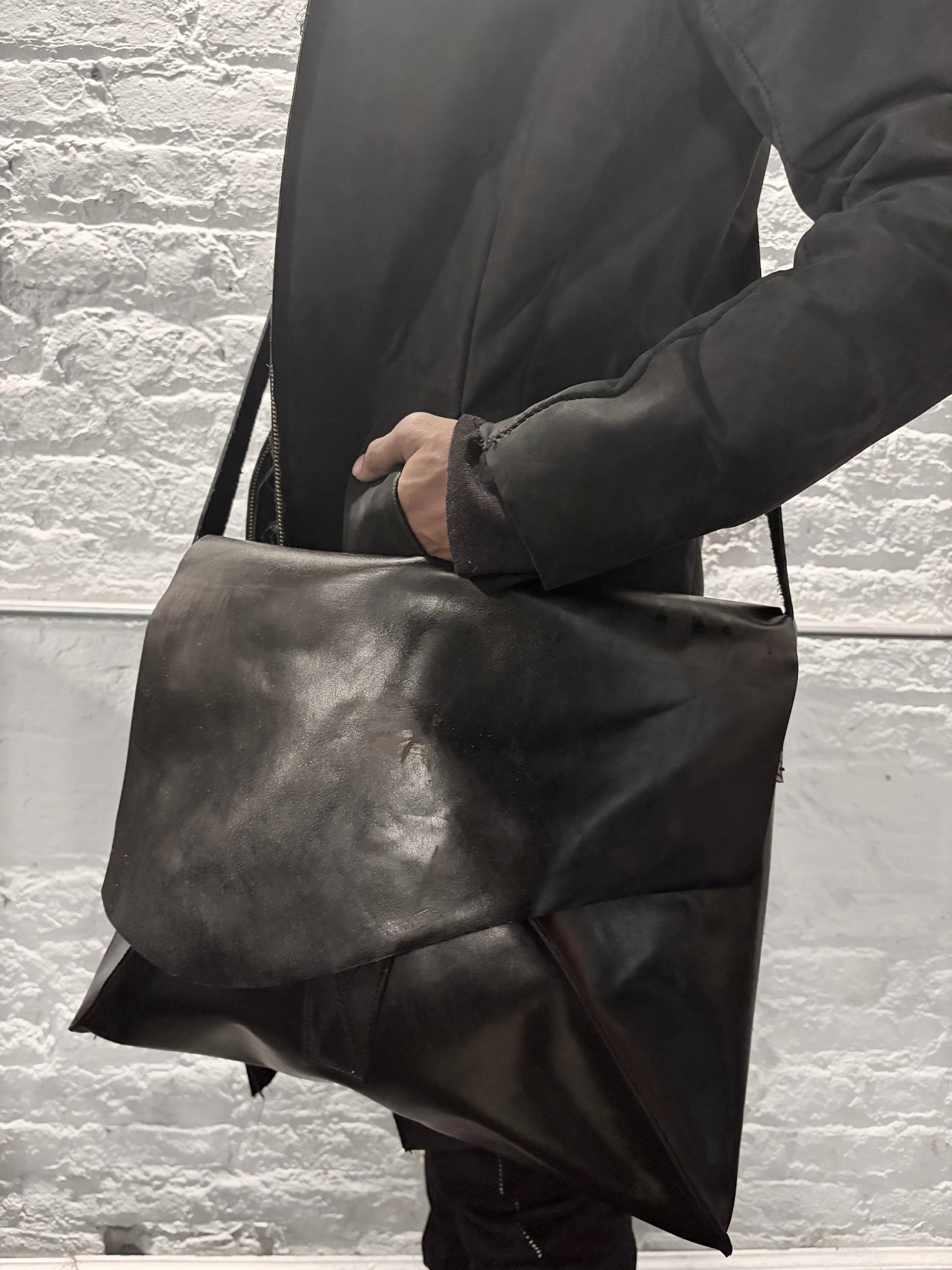 FW25 || POLIS - CLASSIC  || BLACK || HORSEHIDE