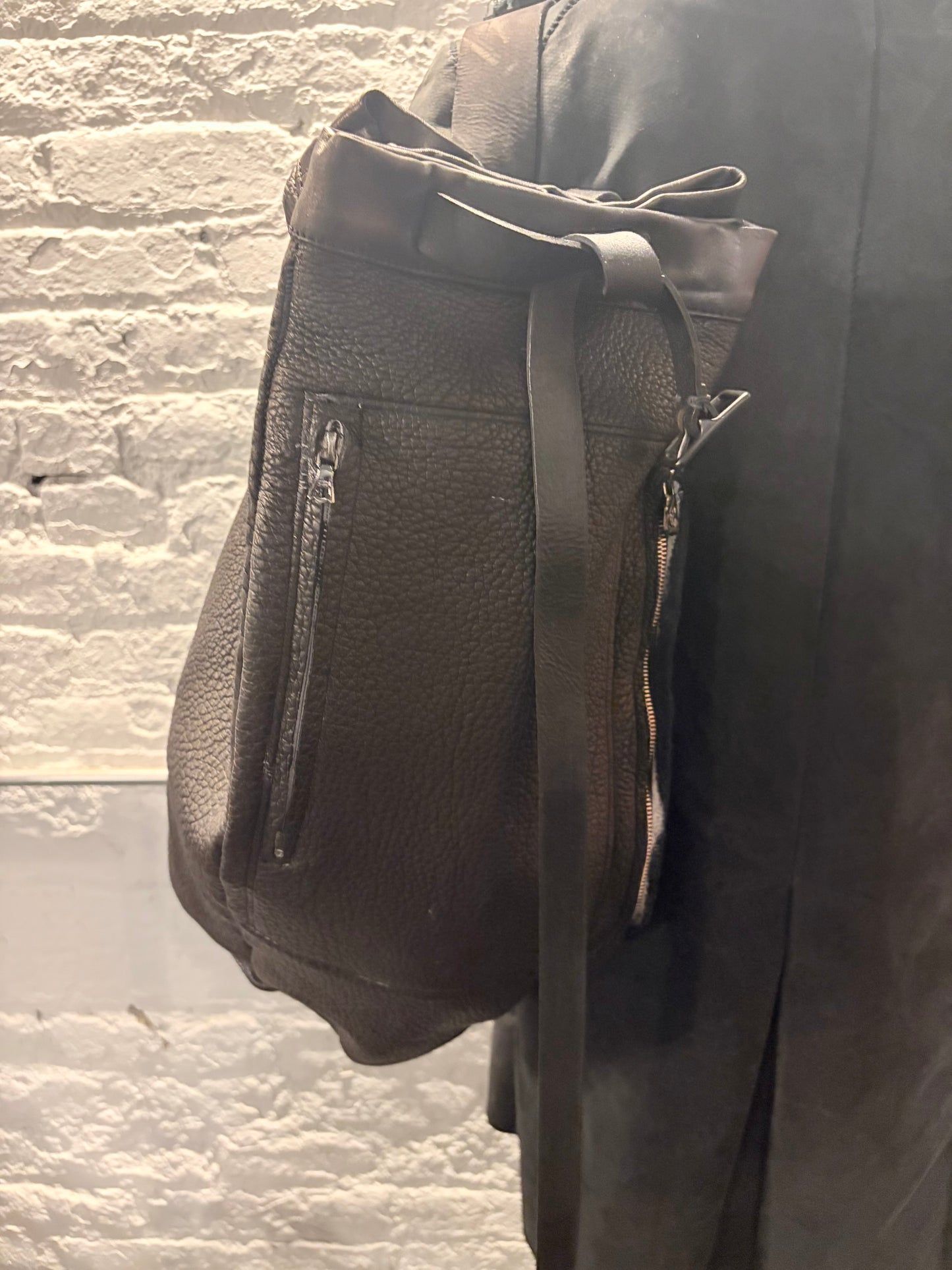 FW25 || ONE SHOULDER SLING BAG || BLACK BISON