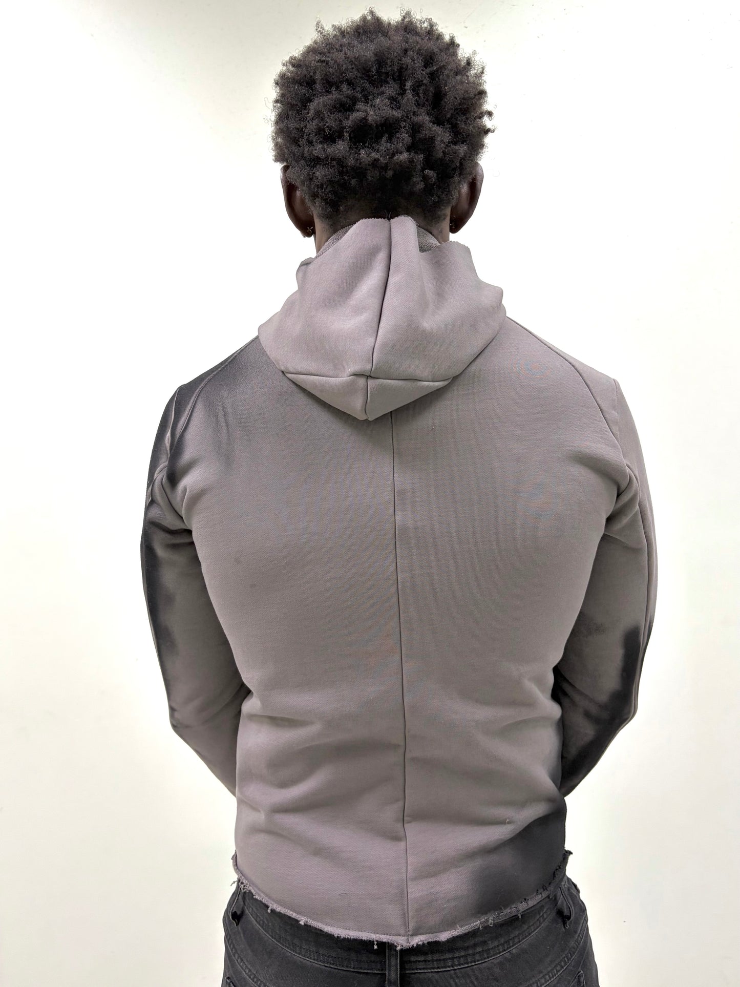 FW25 || HENRIKSSON HOODED TOP || GRADIENT GREY-BLACK || COTTON