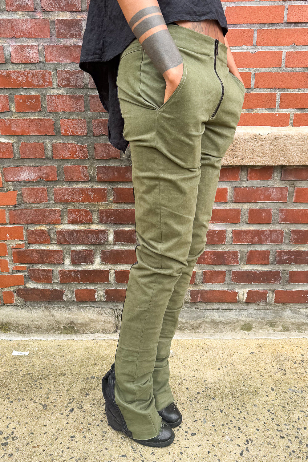 SS24 || RUCHED HEM BACK ZIP SLIM PANTS || GREEN