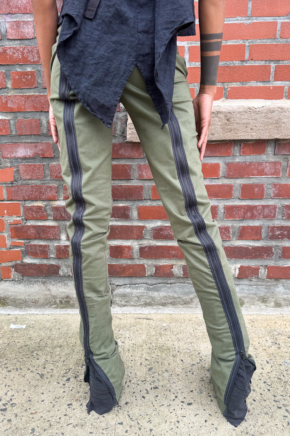 SS24 || RUCHED HEM BACK ZIP SLIM PANTS || GREEN