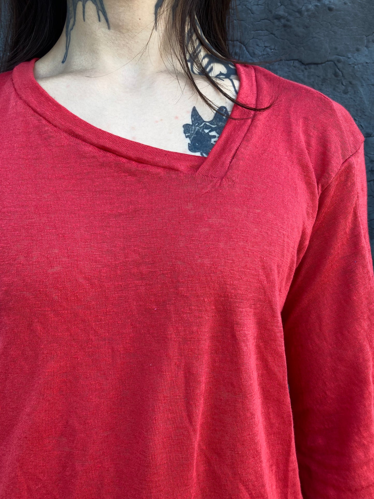 ZBT FW || ASSYMETRIC V-NECK OPEN LS TOP || RED