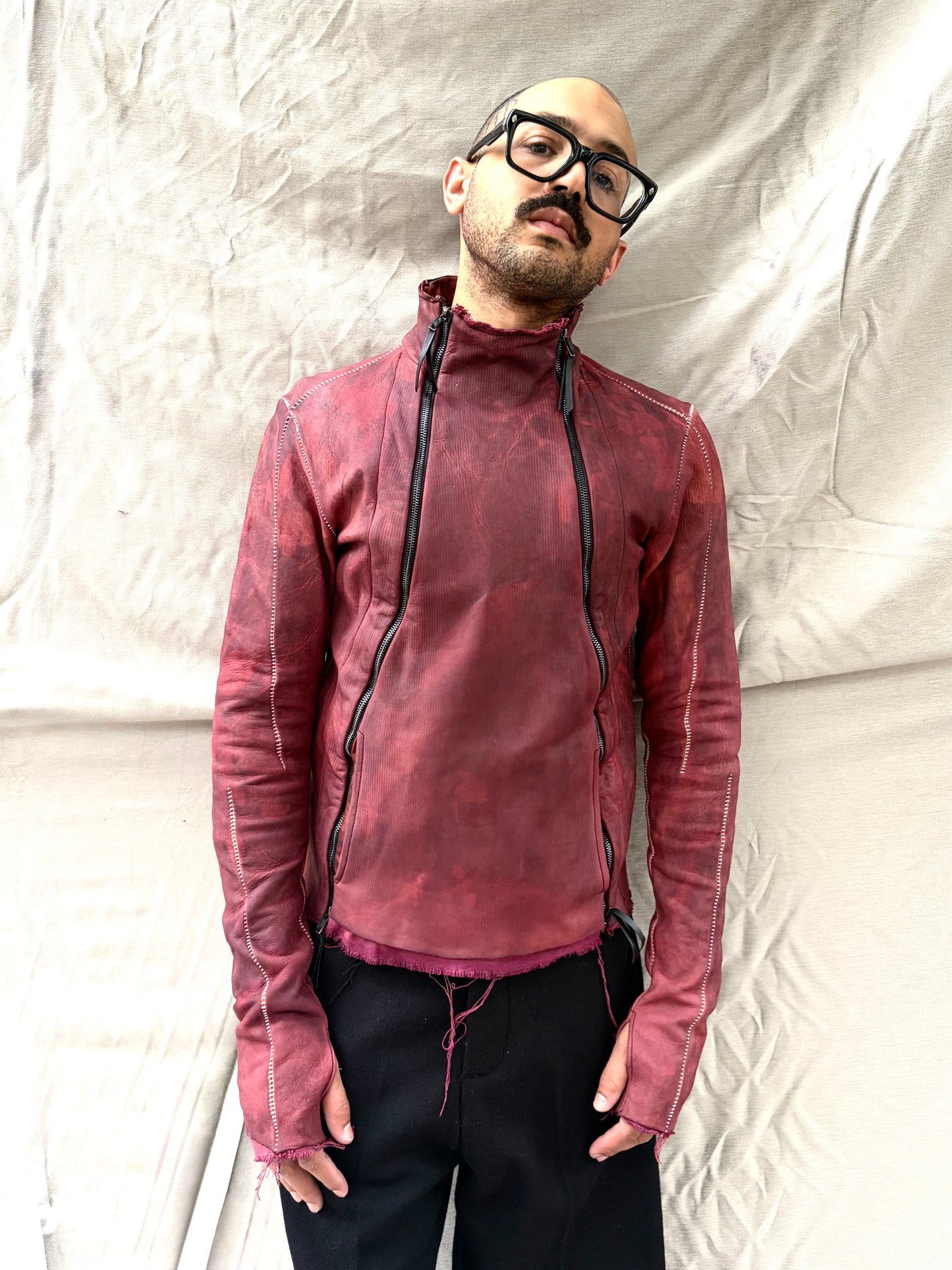 FW26 || TYP III HOCHGESCHNITTENE JACKE || ÜBERFÄRBES RINDSLEDER + BAUMWOLLE – ROT