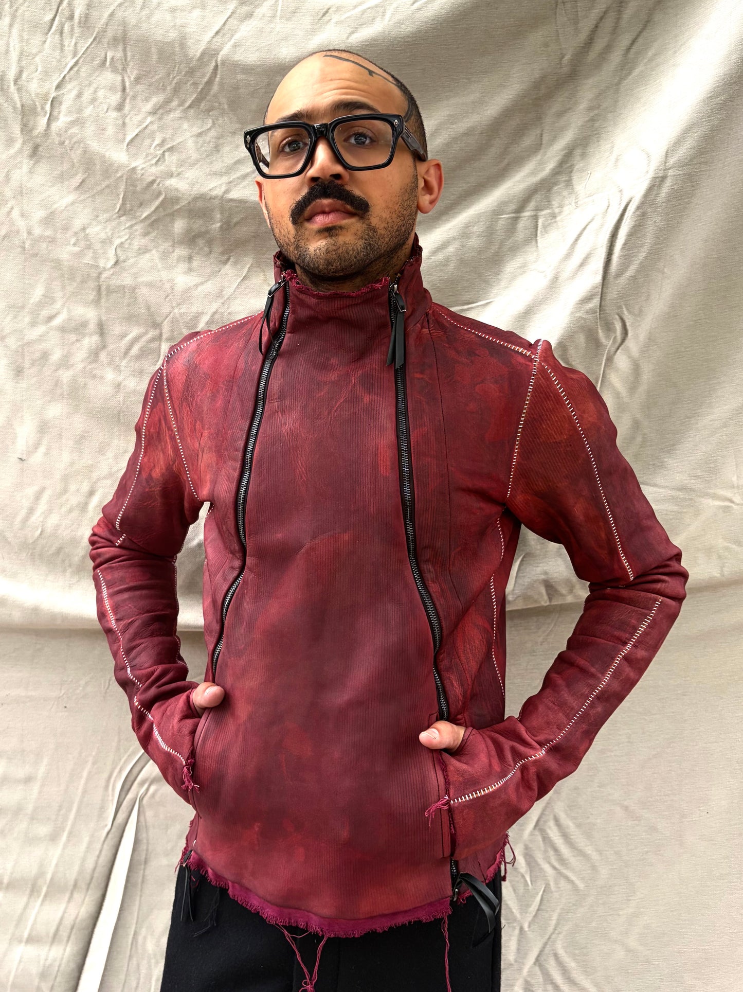 FW26 || TYP III HOCHGESCHNITTENE JACKE || ÜBERFÄRBES RINDSLEDER + BAUMWOLLE – ROT