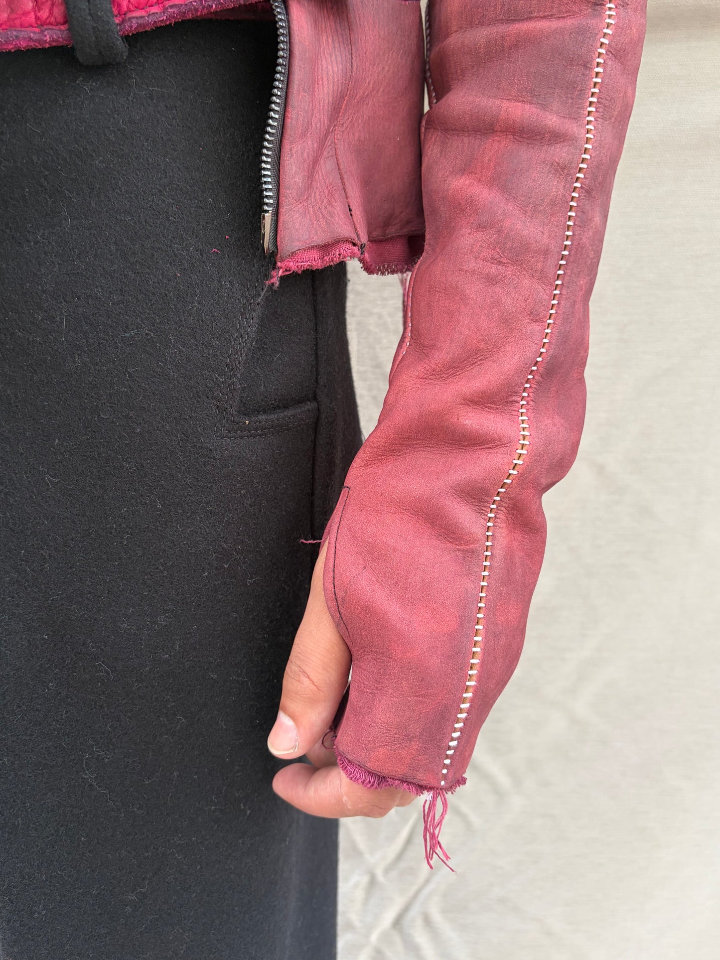 FW26 || TYP III HOCHGESCHNITTENE JACKE || ÜBERFÄRBES RINDSLEDER + BAUMWOLLE – ROT