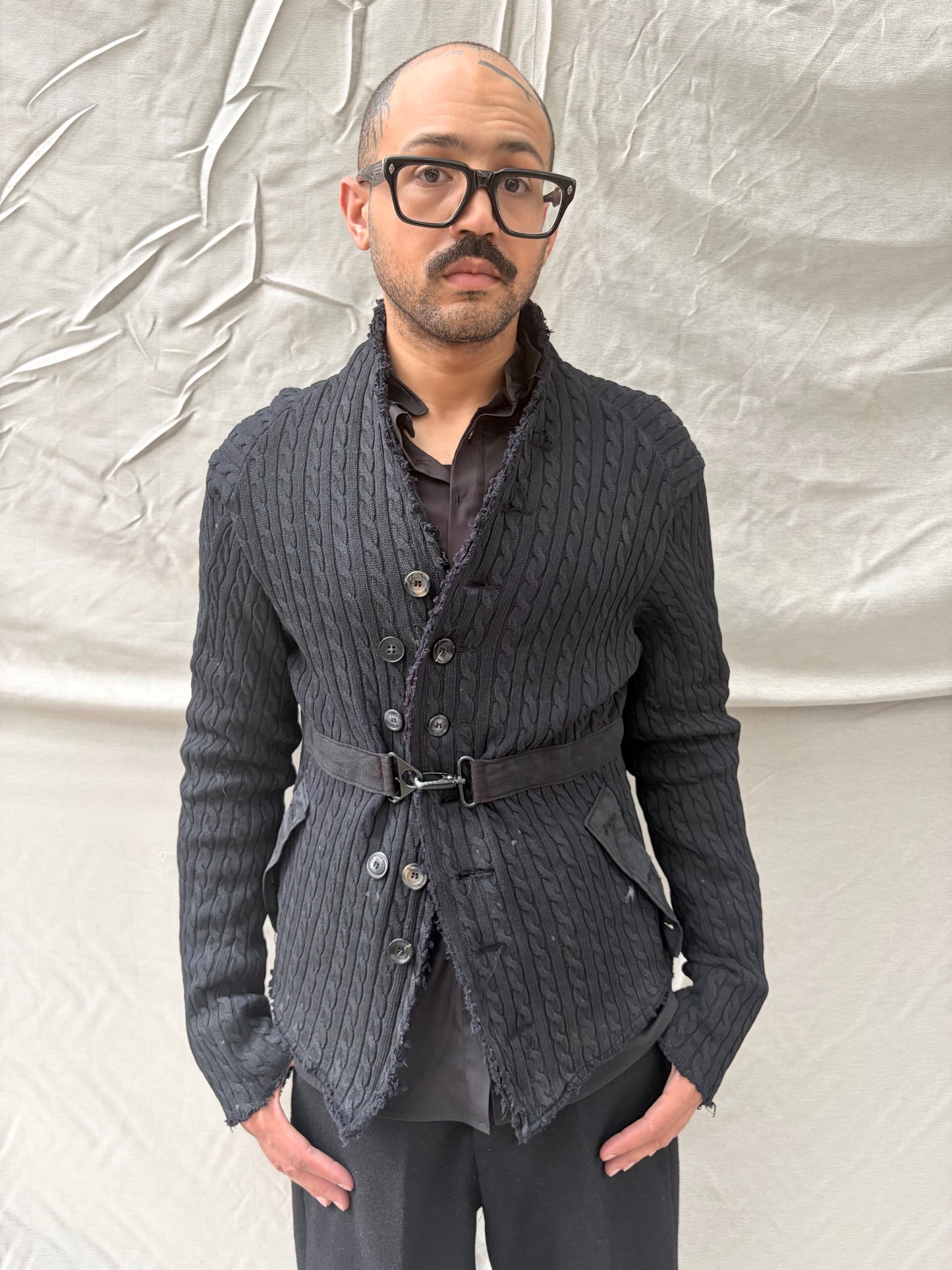 HW26 || PROTLOGISCHER ARCHETYP KURZE STRICKJACKE || VULKANISCHER SCHWEFELBESCHICHTETER ZOPFSTRICK