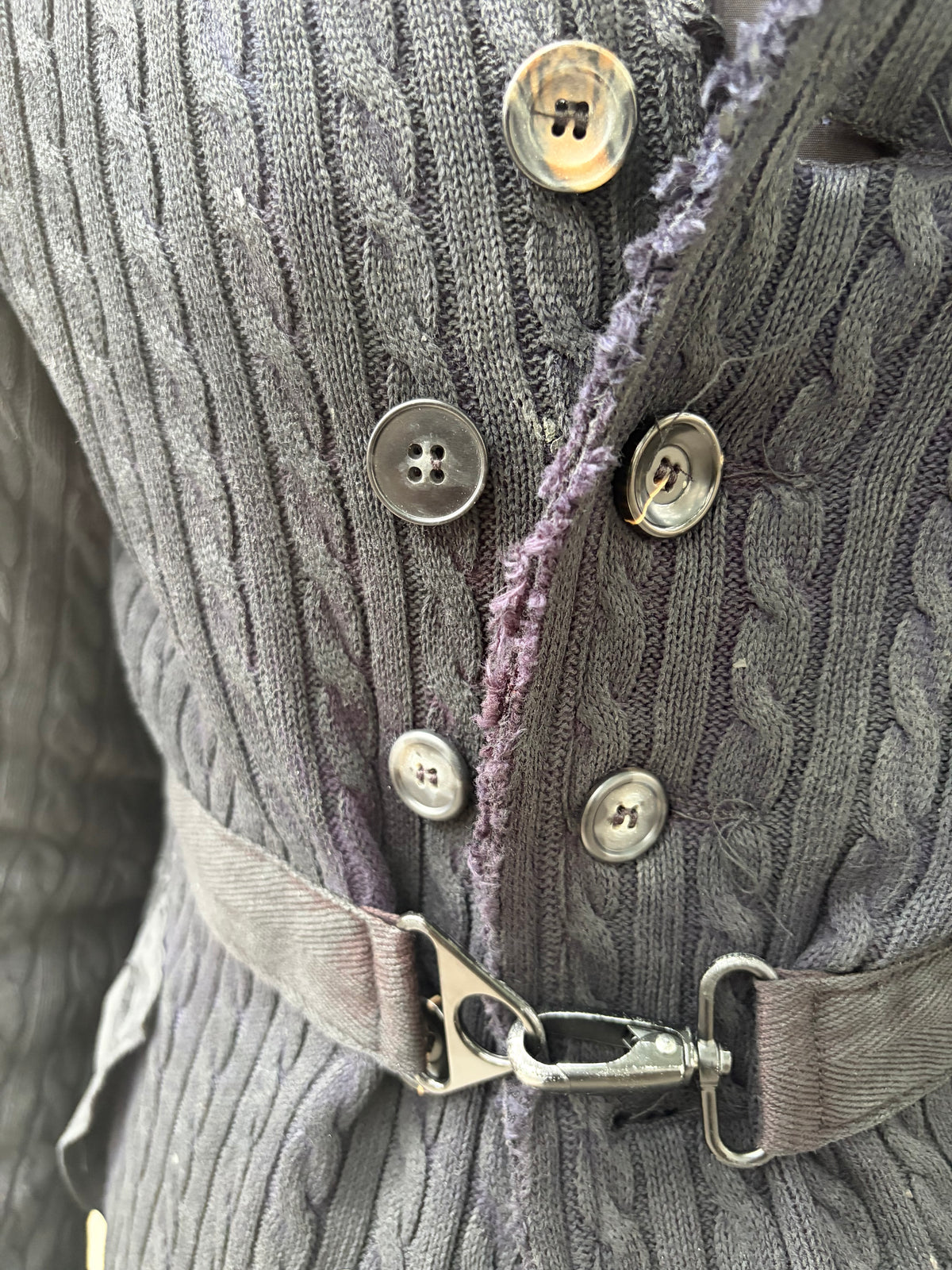 HW26 || PROTLOGISCHER ARCHETYP KURZE STRICKJACKE || VULKANISCHER SCHWEFELBESCHICHTETER ZOPFSTRICK