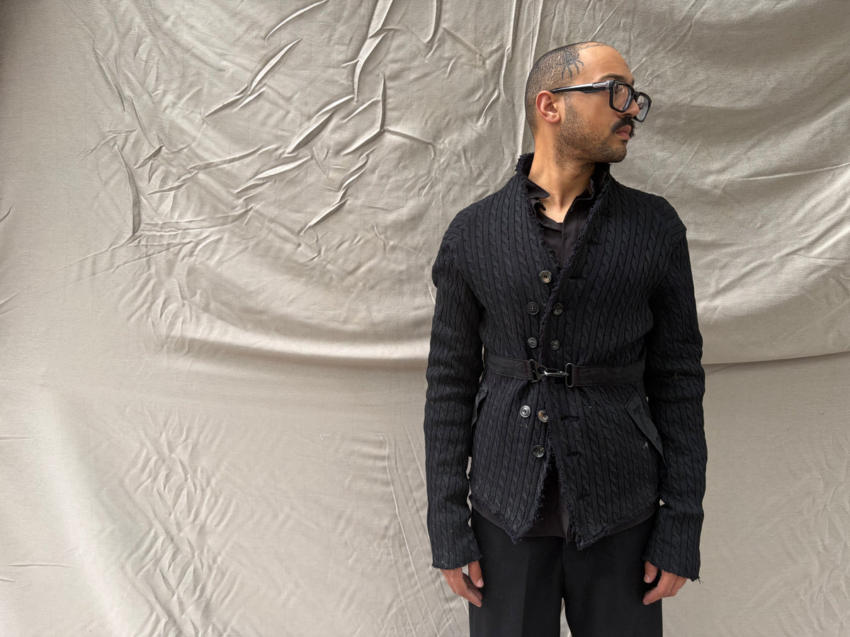 HW26 || PROTLOGISCHER ARCHETYP KURZE STRICKJACKE || VULKANISCHER SCHWEFELBESCHICHTETER ZOPFSTRICK