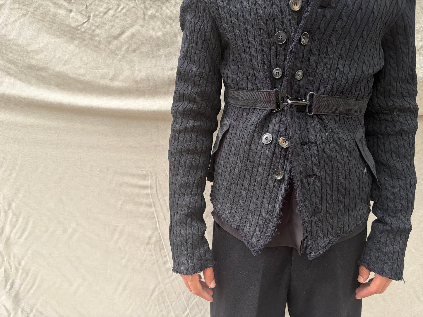 HW26 || PROTLOGISCHER ARCHETYP KURZE STRICKJACKE || VULKANISCHER SCHWEFELBESCHICHTETER ZOPFSTRICK
