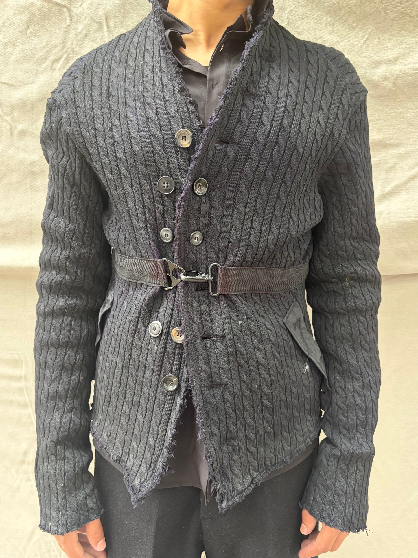 HW26 || PROTLOGISCHER ARCHETYP KURZE STRICKJACKE || VULKANISCHER SCHWEFELBESCHICHTETER ZOPFSTRICK
