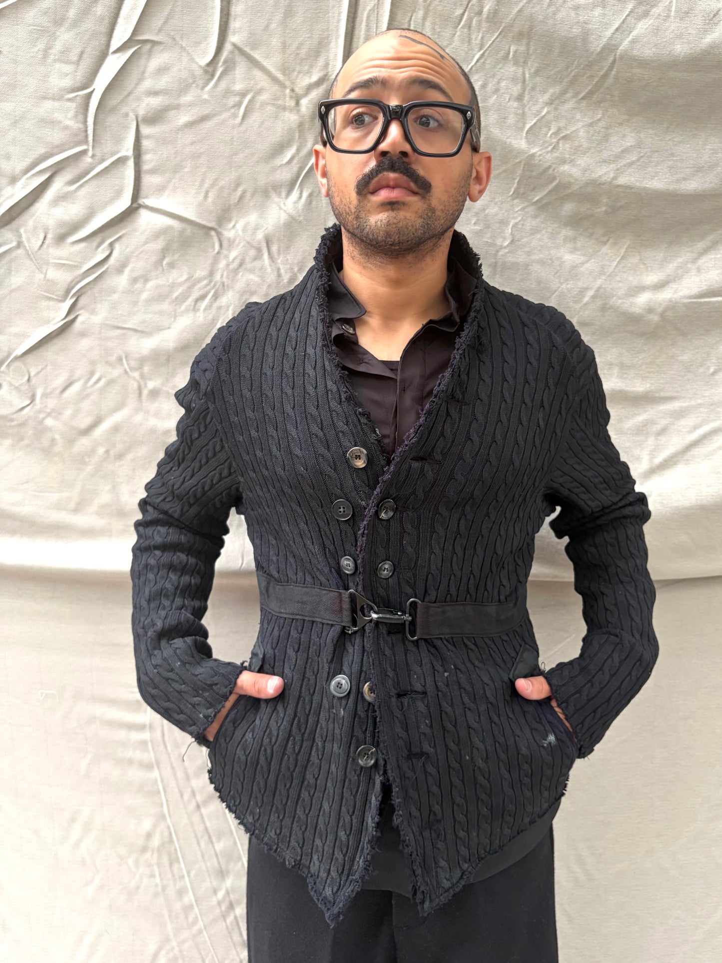 HW26 || PROTLOGISCHER ARCHETYP KURZE STRICKJACKE || VULKANISCHER SCHWEFELBESCHICHTETER ZOPFSTRICK