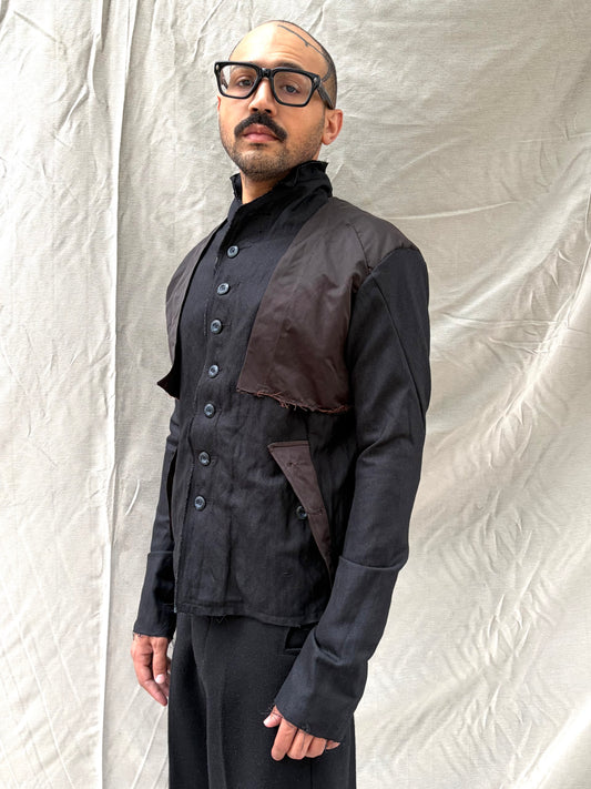 HW26 || PROTLOGICAL ARCHETYPE CAPE HEMD JACKE || SCHWARZ || WOLLE + SEIDE