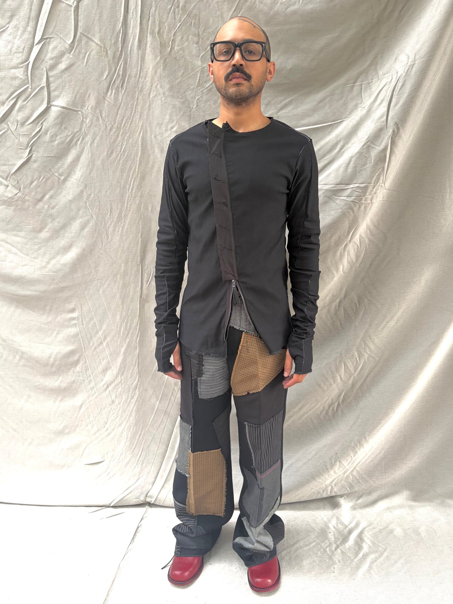 FW26 || OVERLOCKED ASYMMETRISCHES HEMD MIT REISSVERSCHLUSS || SCHWARZ || BENGALINE