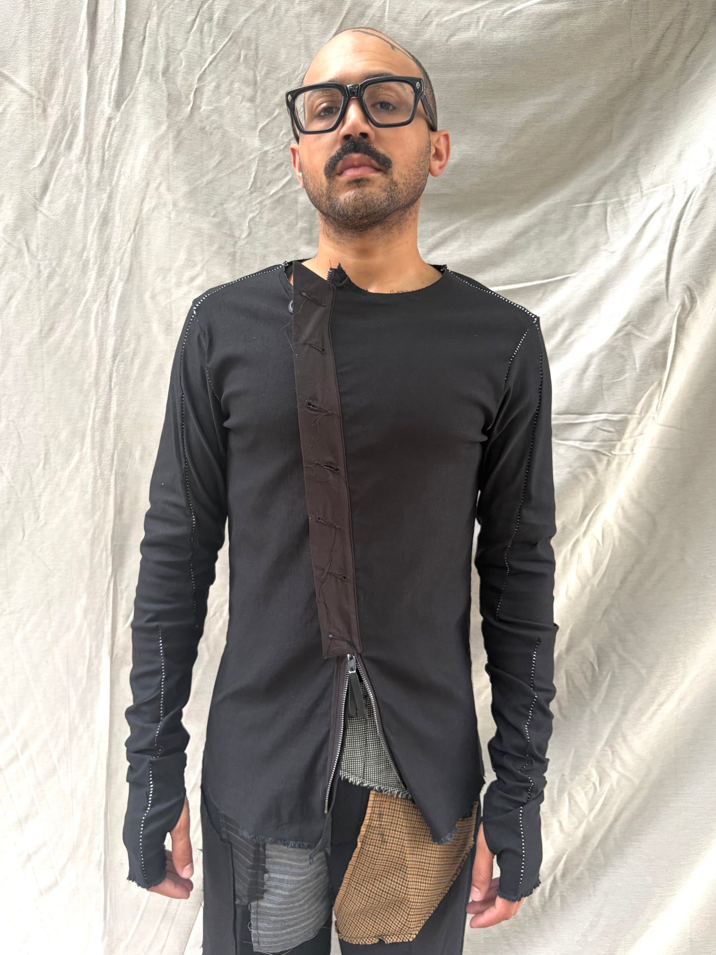 FW26 || OVERLOCKED ASYMMETRISCHES HEMD MIT REISSVERSCHLUSS || SCHWARZ || BENGALINE