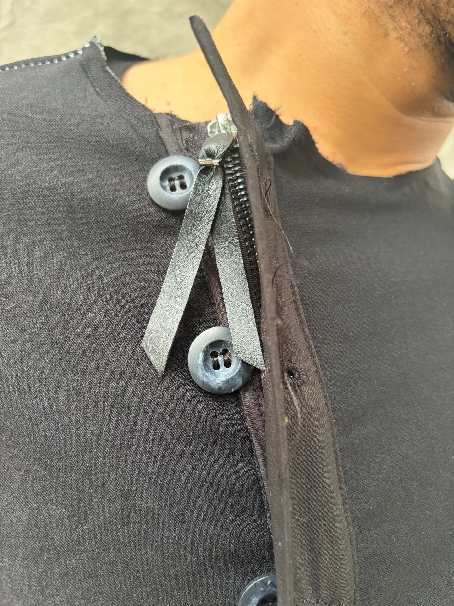 FW26 || OVERLOCKED ASYMMETRISCHES HEMD MIT REISSVERSCHLUSS || SCHWARZ || BENGALINE