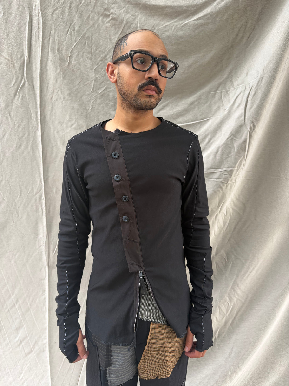 FW26 || OVERLOCKED ASYMMETRISCHES HEMD MIT REISSVERSCHLUSS || SCHWARZ || BENGALINE