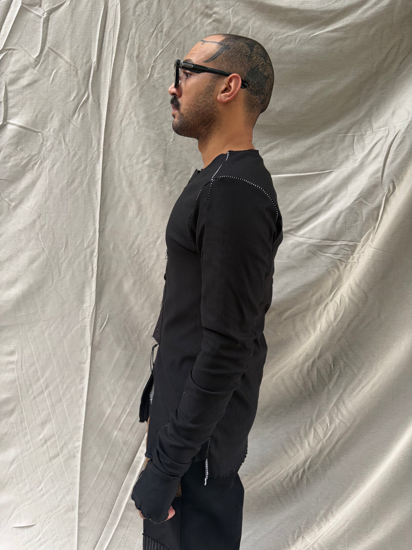 FW26 || OVERLOCKED ASYMMETRISCHES HEMD MIT REISSVERSCHLUSS || SCHWARZ || BENGALINE