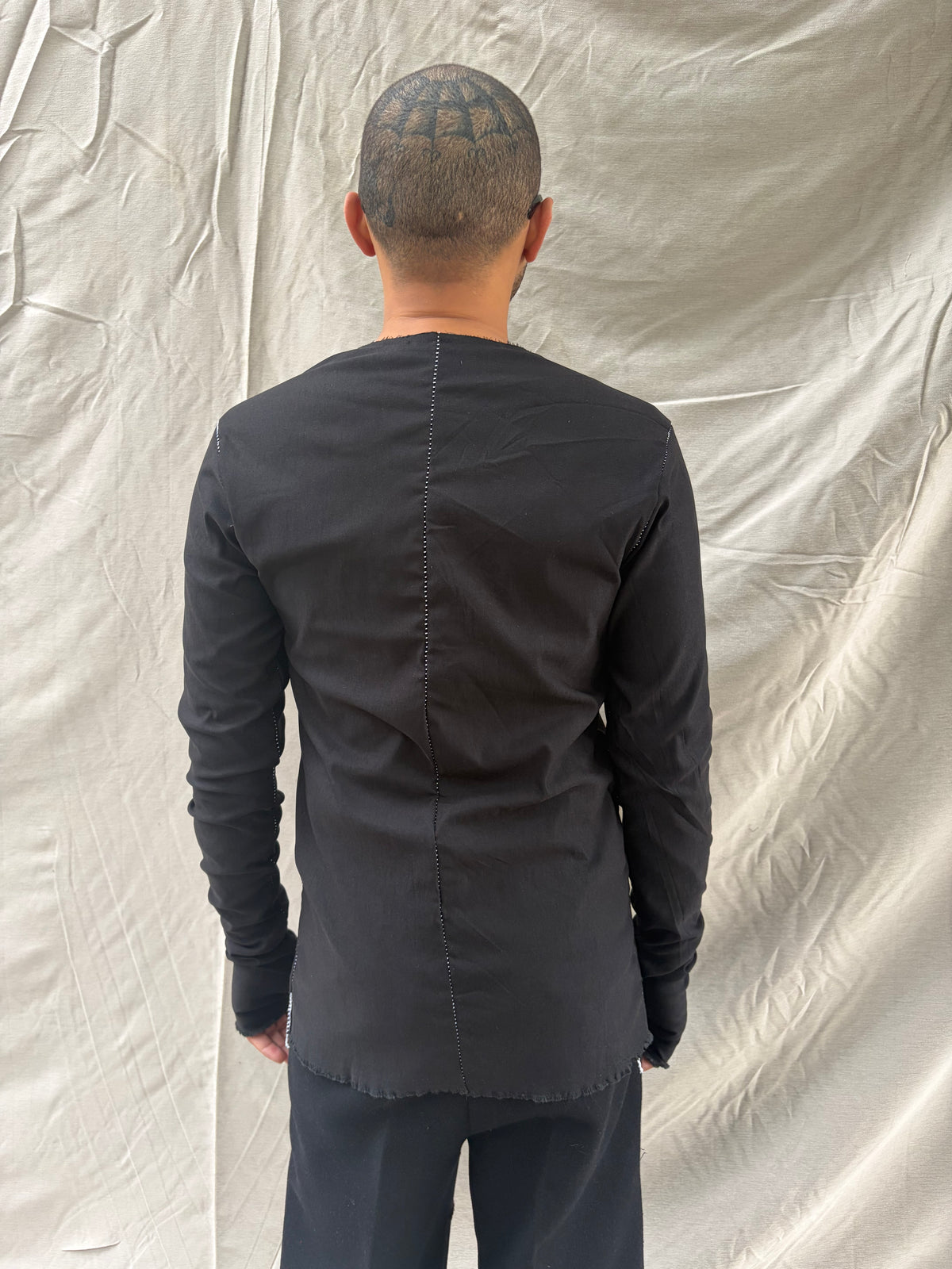 FW26 || OVERLOCKED ASYMMETRISCHES HEMD MIT REISSVERSCHLUSS || SCHWARZ || BENGALINE